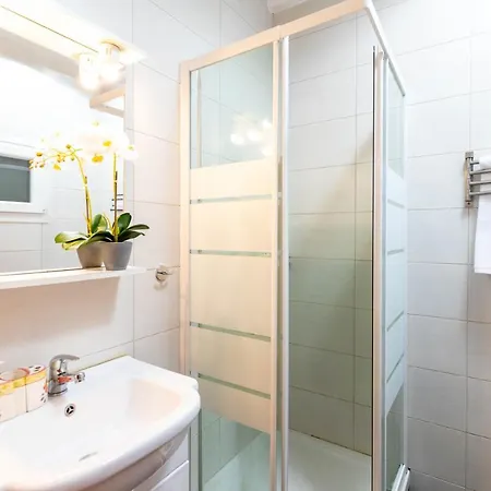 F & B Collection - 2 Bedroom Flat Apartment